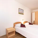 아파트 Classic Two Bedroom With Balcony And Pool 크르크