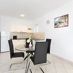 Classic Two Bedroom With Balcony And Pool 아파트 크르크