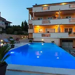 아파트 Classic Two Bedroom With Balcony And Pool 크르크