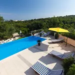 Classic Two Bedroom With Balcony And Pool *