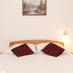 Classic Two Bedroom With Balcony And Pool 아파트 크르크