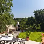 아파트 Classic Two Bedroom With Balcony And Pool