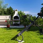 Classic Two Bedroom With Balcony And Pool 아파트