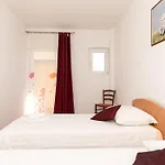 아파트 Classic Two Bedroom With Balcony And Pool *