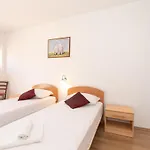Classic Two Bedroom With Balcony And Pool 아파트 *