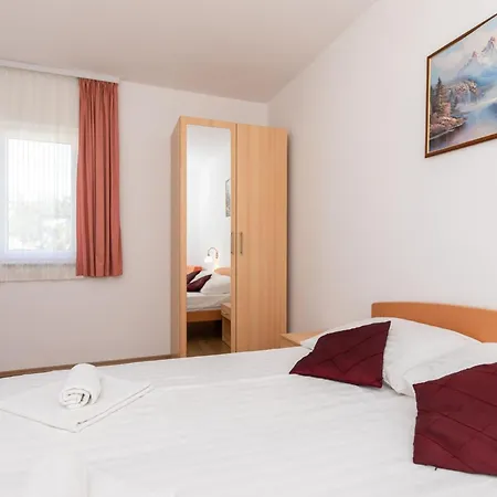 Classic Two Bedroom With Balcony And Pool 아파트 크르크