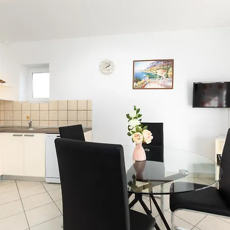 Classic Two Bedroom With Balcony And Pool * 크르크