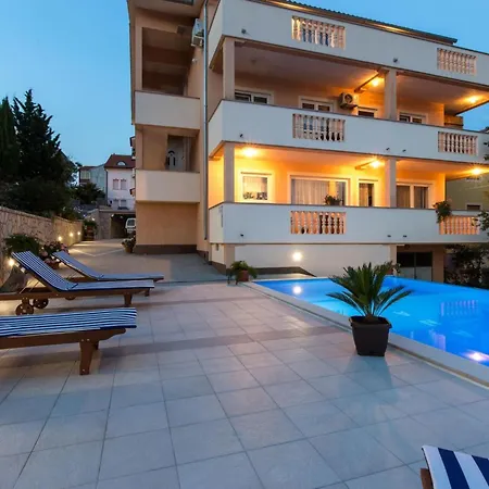 Classic Two Bedroom With Balcony And Pool Lejlighed *
