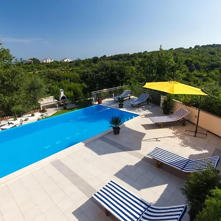 Classic Two Bedroom With Balcony And Pool *