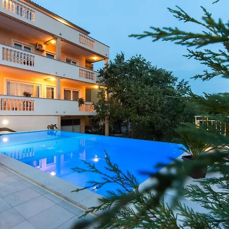 아파트 Classic Two Bedroom With Balcony And Pool 크르크