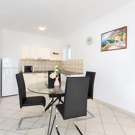 Classic Two Bedroom With Balcony And Pool Апартаменты Крк