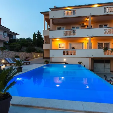 Апартаменты Classic Two Bedroom With Balcony And Pool Крк