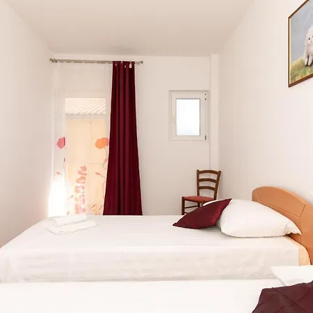 Апартаменты Classic Two Bedroom With Balcony And Pool *