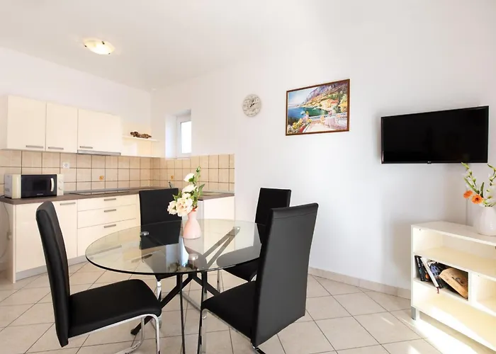 Classic Two Bedroom With Balcony And Pool Apartmán