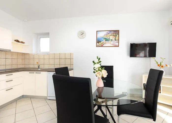 Classic Two Bedroom With Balcony And Pool * Krk Town