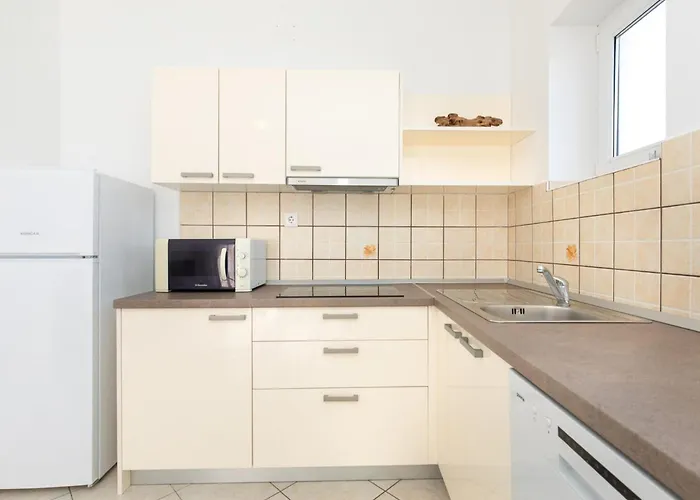 Classic Two Bedroom With Balcony And Pool Apartmán