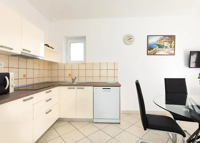 Classic Two Bedroom With Balcony And Pool * Krk Town