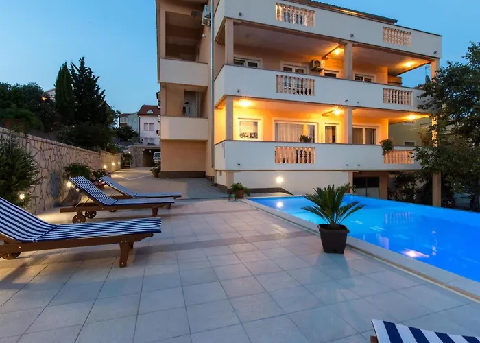 Classic Two Bedroom With Balcony And Pool Apartmán *