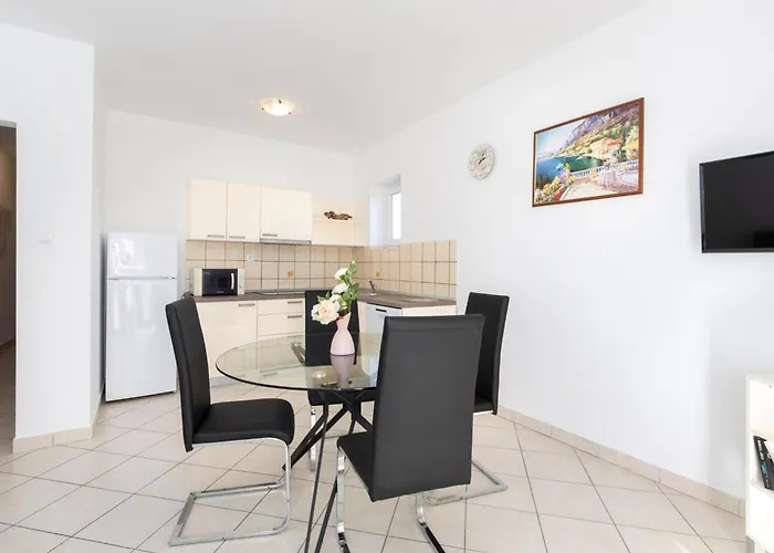 Classic Two Bedroom With Balcony And Pool Apartmán Krk Town