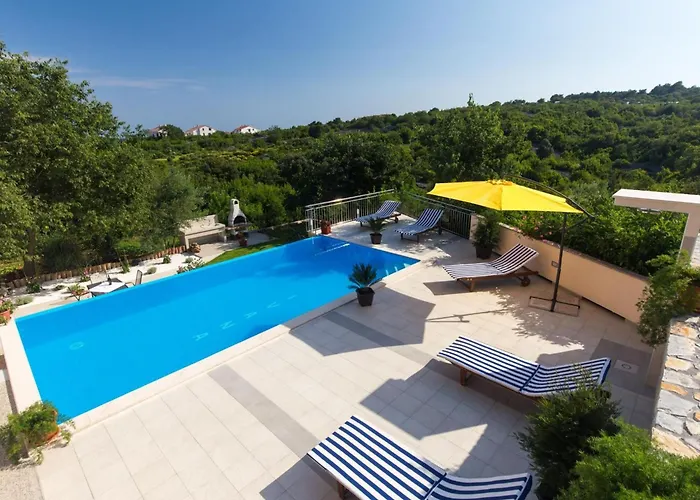 Classic Two Bedroom With Balcony And Pool *