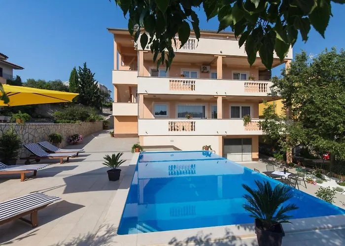 Classic Two Bedroom With Balcony And Pool Krk Town