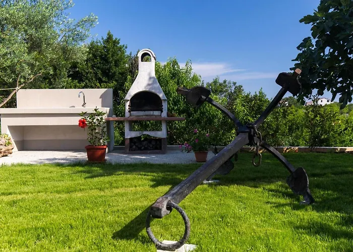 Classic Two Bedroom With Balcony And Pool Apartmán