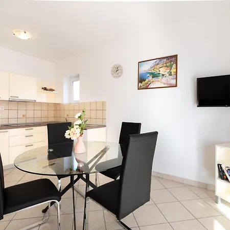 Classic Two Bedroom With Balcony And Pool Apartament