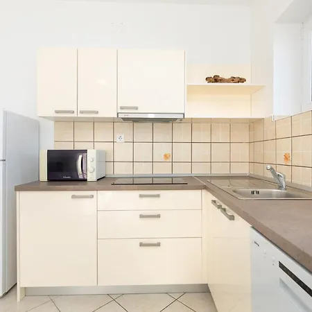 Classic Two Bedroom With Balcony And Pool Apartament