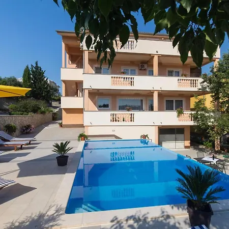Classic Two Bedroom With Balcony And Pool Krk Town